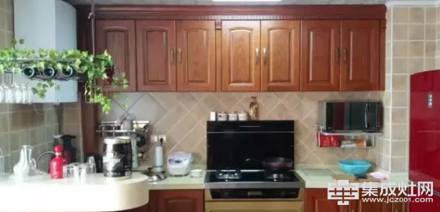 没有板川集成灶的自动清洗功能 看看厨房是怎么样的