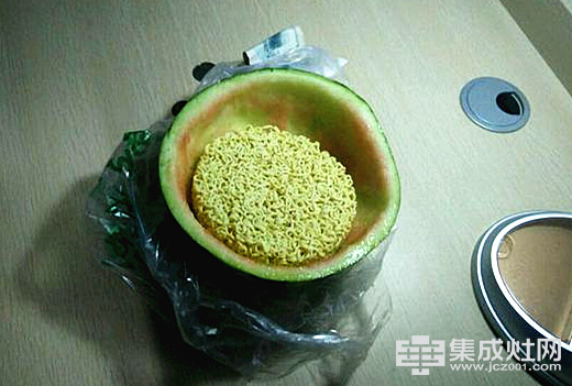 亿田集成灶：夏天西瓜这样吃 看到后面惊呆了