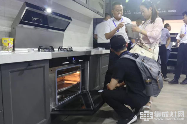 上海厨卫展 力巨人集成灶打造“你的厨房英雄”