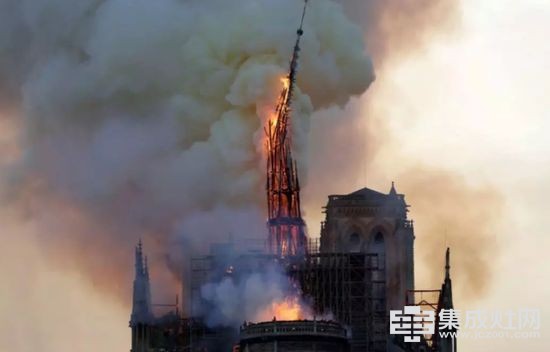 法国巴黎圣母院发生大火